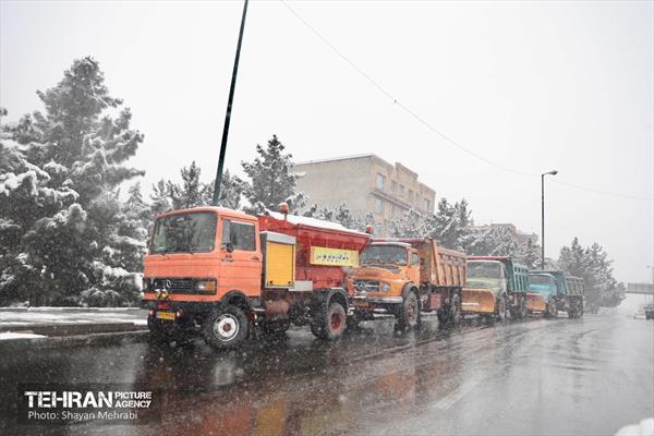 آمادگی نیروهای خدمات شهری در پی بارش‌ برف تهران 24