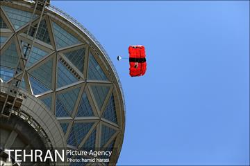 پرش دسته جمعی چتربازان "بیس جامپ" از برج میلاد 19