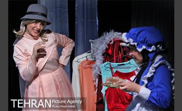 نمایش “کلفت ها” در خانه هنرمندان 17