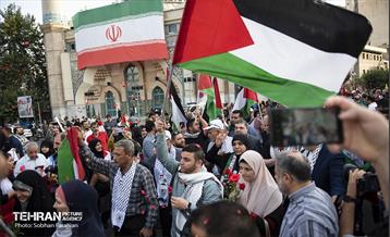 استقبال از خانواده شهدای غزه در میدان فلسطین تهران 30