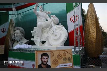 رونمایی از مجسمه های 6 شهید در منطقه 15 6