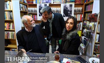 رونمایی و جشن امضای کتاب خانه ای با شیروانی قرمز در نشر ثالث‎ 4