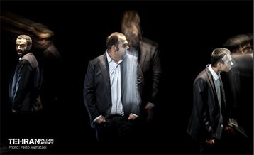 نمایش «تن‌ها» 4