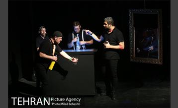 نمایش شبی بیرون از خانه 13