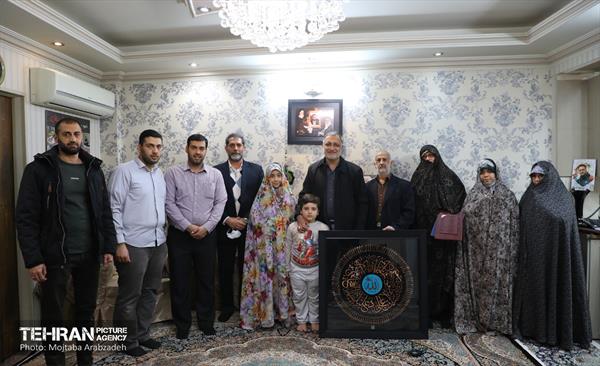 حضور شهردار تهران در منزل خانواده شهید عبدالله باقری 11