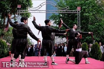 "رقص کردی" در جشن خانه تئاتر 9