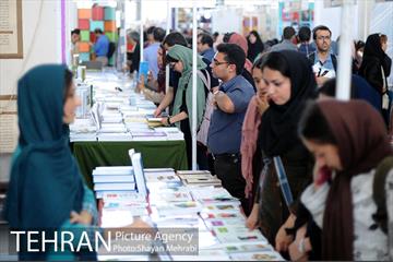 دومین روز از بیست و نهمین نمایشگاه بین المللی کتاب تهران 13