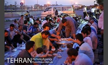 افطاری ساده در پایانه تاکسیرانی صادقیه 15