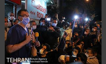 حضور مردم مقابل بیمارستان جم پس از فوت استاد شجریان 2