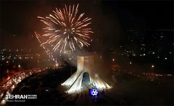 نورافشانی میدان آزادی در حمایت از تیم ملی 17