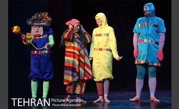 نمایش پاهای خانم هزارپا‎ 9