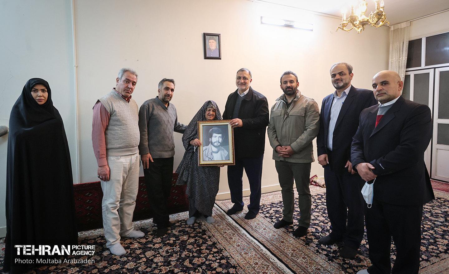 قرار خدمت؛ دیدار شهردار تهران با خانواده شهید مختار بشیری 11