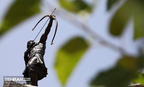 رونمایی از مجسمه آرش کمانگیر در میدان ونک 14