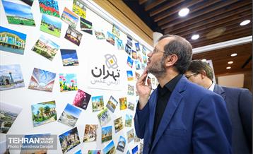 حضور شهردار منطقه 2 تهران  در غرفه آژانس عکس تهران