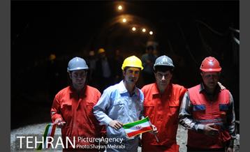 ورود دستگاه تمام مکانیزه(TBM) به ایستگاه مترو شهدا 40