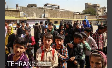 نواختن زنگ مدرسه کودکان کار مرکز پرتو توسط هانیه توسلی 14