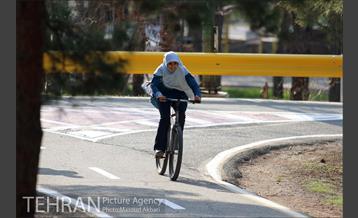 دوچرخه سواری در پارک چیتگر