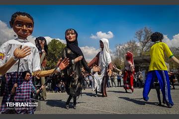 جشن بهار اولی‌ها با عروسک‌های غول پیکر 17
