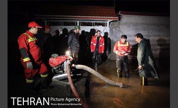 تخلیه آب از منازل مسکونی شهر آق قلا 37