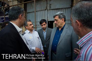 بازدید شهردار تهران از خسارت آتش سوزی اخیر میدان حسن آباد 26