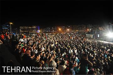 ویژه برنامه شب فیروزه ای در دریاچه شهدای خلیج فارس 1