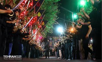 رژه‌ی شاه حسین گویان مکتب تشیع 7