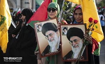 استقبال از خانواده شهدای غزه در میدان فلسطین تهران 34