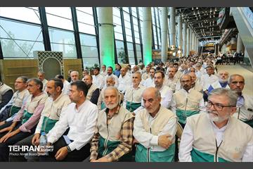 اهتزاز پرچم سبز رضوی بر فراز برج پرچم ایران 28