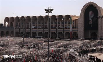 مراسم اقامه نماز بر پیکر آقای شهید ایران 66