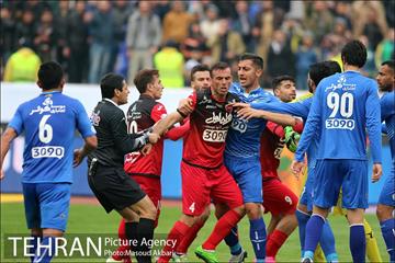دیدار تیم های فوتبال استقلال و پرسپولیس