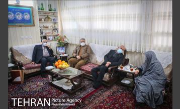 دیدار شهردار تهران با مادر شهیدان خالقی پور 5