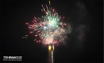 نورافشانی جشن پیروزی انقلاب اسلامی در برج میلاد 15