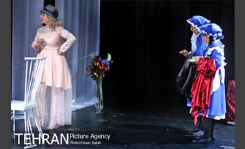 نمایش “کلفت ها” در خانه هنرمندان 19