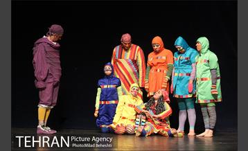 نمایش پاهای خانم هزارپا‎ 3