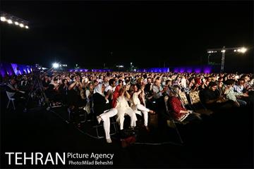 کنسرت شهرام و حافظ ناظری در محوطه باز برج میلاد‎ 16