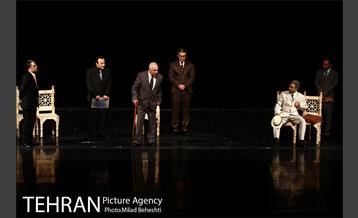 نمایش راپورت های شبانه دکتر مصدق‎ 7