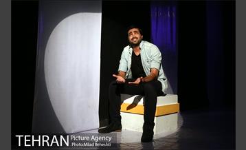 نمایش او فقط خسته بود‎ 11