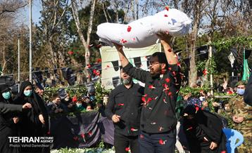 تشییع و تدفین پیکر مطهر دو شهید گمنام در منطقه 17