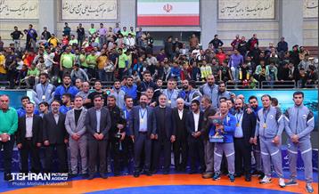 مراسم اهدای کاپ قهرمانی تیم‌های برتر کشتی آزاد توسط شهردار تهران و وزیر ورزش 37