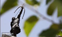 رونمایی از مجسمه آرش کمانگیر در میدان ونک 14