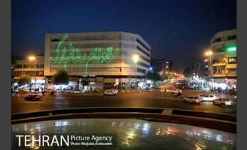 نورپردازی لیزری ویژه ولادت امام رضا(ع) در میدان انقلاب اسلامی 4