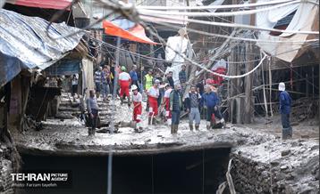 تلاش نیروهای امدادی شهرداری تهران برای تخلیه مناطق سیل زده کن