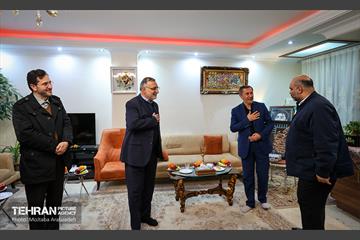 قرار خدمت؛ دیدار شهردار تهران با خانواده شهید آرمان علی وردی 17