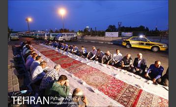 افطاری ساده راننده های تاکسی در پایانه تاکسیرانی صادقیه 10