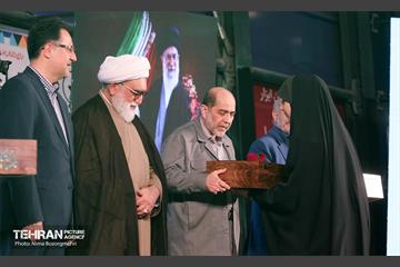 اهتزاز پرچم سبز رضوی بر فراز برج پرچم ایران 2