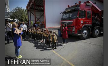 پذیرایی ایستگاه های آتش نشانی از شهروندان و دانش آموزان 5