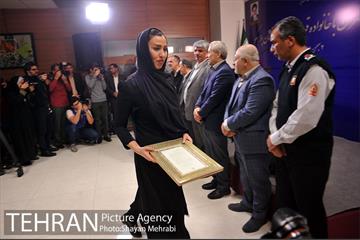 تجلیل از خانواده شهدای آتش‌نشان حادثه پلاسکو با حضور شهردار تهران 42