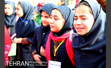 ادای احترام دانش آموزان به کارکنان آتش نشان ایستگاه 100‎ 21
