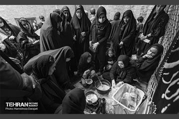 عد از آنکه پدر و مادر خانواده فوت می‌کنند، فرزندان برای سروسامان دادن به وضعیت خانه، برخی وسایل کهنه را دور می‌ریزند که منبر هم جزء آنها بوده است