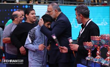 مراسم اهدای کاپ قهرمانی تیم‌های برتر کشتی آزاد توسط شهردار تهران و وزیر ورزش 31